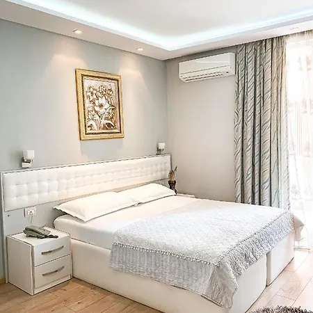 Hotell Gjika 4*