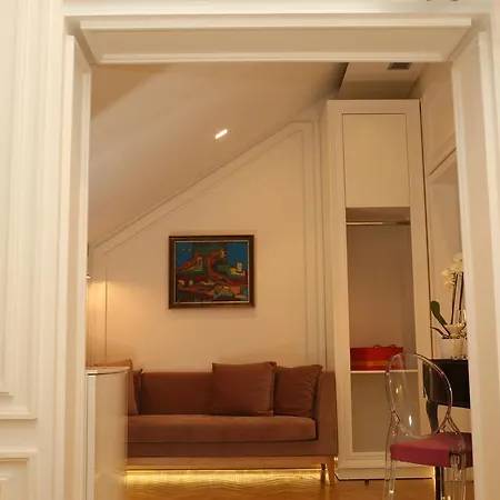 Hotell Gjika 4*